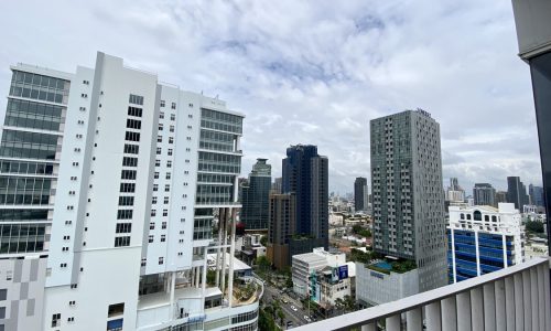 This well-maintained apartment on a high floor is available now at HQ by Sansiri condominium in Thonglor in Bangkok CBD