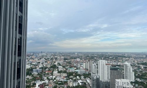 This top-floor luxury condo in Thaonglor is available now at a discount price in a popular Park Origin Thonglor condominium in Bangkok CBD