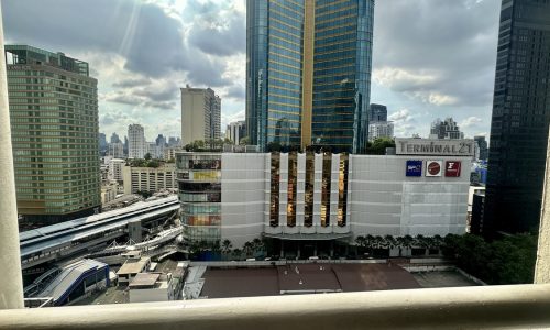 This large condo features a Terminal 21 view and it's available now in the Las Colinas condominium near BTS Asoke in Bangkok CBD