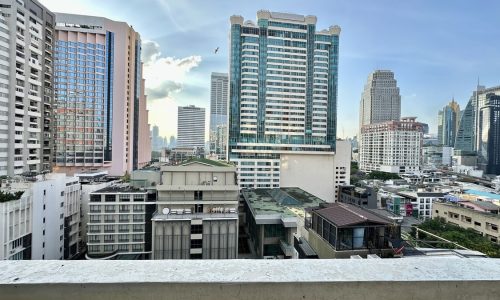 This large Sukhumvit condo in Bangkok CBD with 4 balconies is available now in Windsor Tower Sukhumvit 20