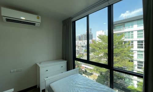 This renovated condo in Ekkamai is available now at an affordable price and it's located in the D 65 condominium in Bangkok CBD