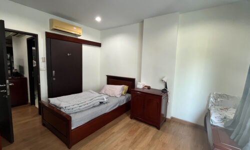 This well-maintained condo near BTS Ekamai is available in a popular The Address Sukhumvit 42 condominium in Bangkok CBD