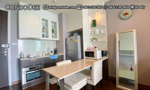 This well-maintained condo in Thonglor is available in the IVY Thonglor condominium on Sukhumvit 55