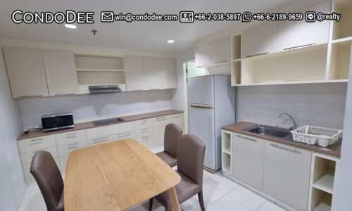 This well-maintained large condo in Prompong is available in the popular Baan Suanpetch Sukhumvit 39 condominium near Emquarteir in Bangkok CBD