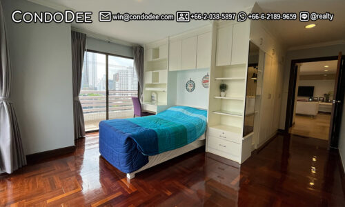 This well-maintained large condo is available now in Richmond Palace condominium on Sukhumvit 43 near BTS Phrom Phong