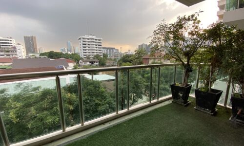 Luxury Bangkok condo for sale - 4-bedroom - private lift - pool view - Belgravia Sukhumvit 30/1