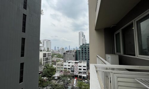 This Bangkok condo for sale on Sukhumvit 31 is available now at a good price in Baan Siri Sukhumvit 31 luxury condominium