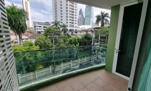 This well-maintained apartment on Sukhumvit 33 is located in a popular Beverly 33 condominium in Bangkok CBD