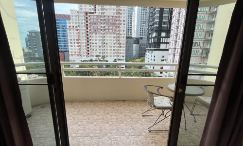 This large condo with 4 balconies is a rare apartment available in Regent on the Park Sukhumvit 26 condominium located just next to BTS Phrom Phong in Bangkok CBD