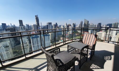 A luxury condo for sale in Sukhumvit 31 is available now on one of the top floors of Royce Private Residences