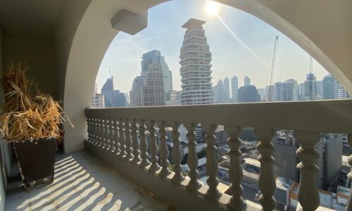 Bangkok apartment with a large balcony for sale - 3-bedroom - high floor - Royal Castle