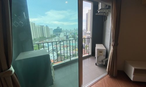 This 1-bedroom condo in Rama 9 is available in Belle Grand condo in Bangkok near MRT and Central Plaza shopping center