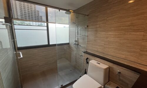 This renovated Bangkok condo with a modern & luxury style is available at Lake Avenue Sukhumvit 16 condominium