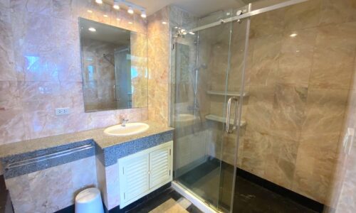 This large 1-bedroom condo is available in the low-rise Prime Mansion Promsri condominium on Sukhumvit 39 in Phrom Phong