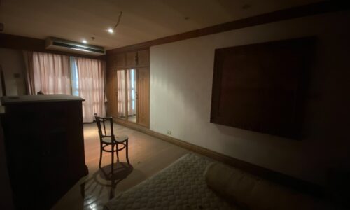 Large apartment with large balcony in Soi Nana (Sukhumvit 4) - 2 bedroom - RENOVATION REQUIRED - Crystal Garden