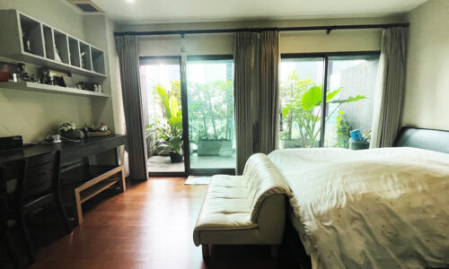 This cozy condo near BTS Thonglor is available now in a popular Noble Remix condominium at Sukhumvit Road with direct access to BTS