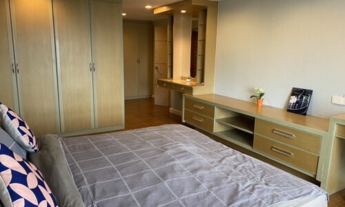 3-bedroom condo for sale in Prompong - 2 balconies - mid-floor - Royal Castle