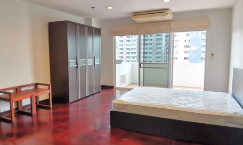 Large Bangkok apartment with 3 balconies for sale - 3-bedroom - 33 Tower condo near BTS