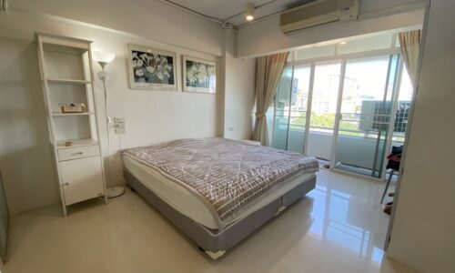 Cheap condo for sale in Sukhumvit 39 - 1-bedroom - renovated - Yada Residential Bangkok condominium in Phrom Phong