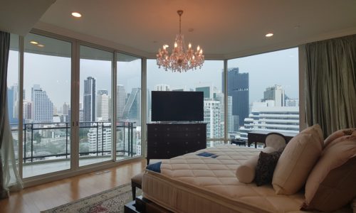A luxury apartment for sale on Sukhumvit 31 is available now on a high floor in the Royce Private Residences condominium.