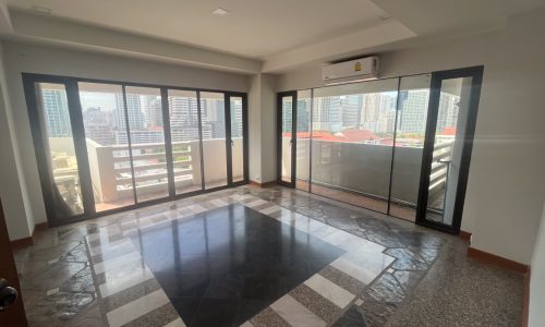 This large apartment features a huge balcony and is available now in the Ruamjai Heights condominium on Sukhumvit 15 near NIST International School in Bangkok CBD