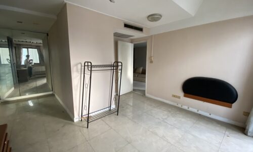 Large condo with large balcony in Soi Nana (Sukhumvit 4) - 3 bedroom - FULL RENOVATION REQUIRED - Crystal Garden