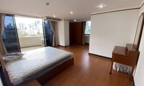 This large condo in Prompong on Sukhumvit 39 with 2 bedrooms is available now in Supalai Place