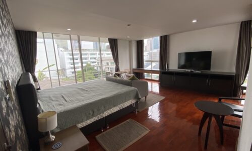 This bright large condo near the NIST School is available now in The Peak Sukhumvit 15 condominium located near the canal in Bangkok CBD