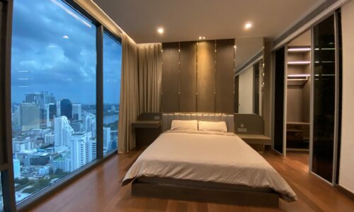 This super-luxury condo on Sukhumvit near BTS Nana is available now on a very high floor at Q 1 Sukhumvit condominium with direct access to BTS Nana in Bangkok CBD