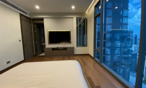 This super-luxury condo on Sukhumvit near BTS Nana is available now on a very high floor at Q 1 Sukhumvit condominium with direct access to BTS Nana in Bangkok CBD