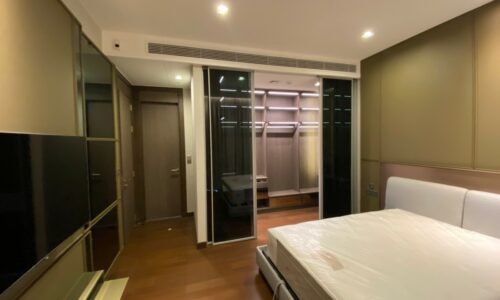 This luxury 2-bedroom Sukhumvit condo is available now at a good price on a high floor of the popular Q 1 Sukhumvit condominium connected to BTS Nana