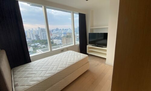This condo with a panoramic view in Thonglor is available now at a high floor of a popular luxury Eight Thonglor Residence condominium on Sukhumvit 55 in Bangkok CBD