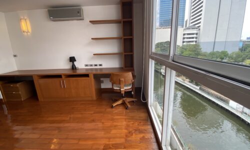 This bright large condo near the NIST School is available now in The Peak Sukhumvit 15 condominium located near the canal in Bangkok CBD