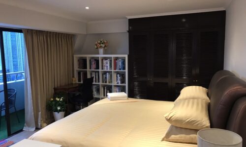 This 1-bedroom condo on Soi Nana (Sukhumvit 4) is located on a high floor of a popular Omni Tower condominium near BTS Nana