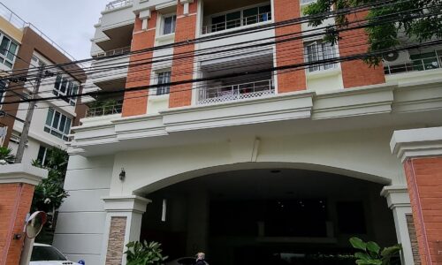 Turnberry Bangkok Condominium in Sukhumvit 33 Near BTS Phrom Phong - Pet-Friendly