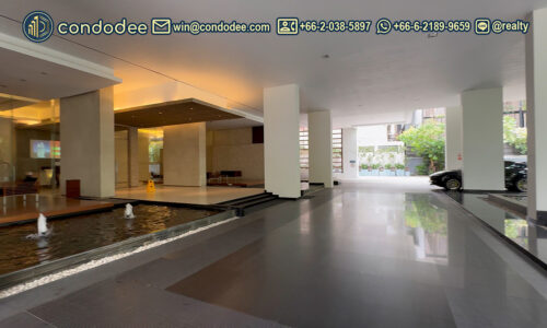 Entrance Fullerton Sukhumvit luxury pet-friendly condo building exterior view near BTS Thonglor Ekkamai | ภาพภายนอกอาคาร ฟูลเลอตัน สุขุมวิท คอนโดหรูเลี้ยงสัตว์ได้ ใกล้ BTS ทองหล่อ เอกมัย