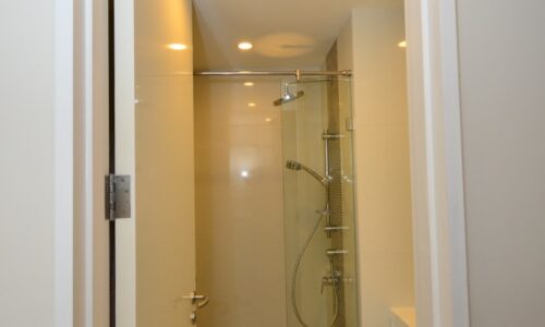 collezio Sathorn-Pipat 2b2b sale - Guest Bathroom & Shower