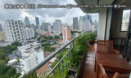 This condo with a park view from a high floor in Lake Green Sukhumvit 8 condominium near BTS Nana is available now at a good price.