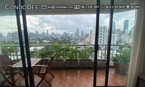 This condo with a park view from a high floor in Lake Green Sukhumvit 8 condominium near BTS Nana is available now at a good price.