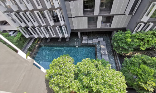 This condo with a pool view is available for sale in the Siamese Gioia condominium in Sukhumvit 31 in Phrom Phong