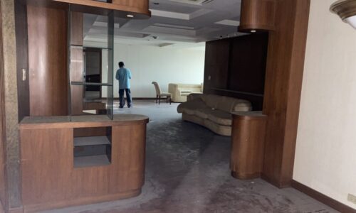 Large condo in Prompong for sale - 2 bedroom - need to renovate - President Park