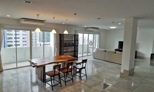 Large Bangkok apartment with 3 balconies for sale - 3-bedroom - 33 Tower condo near BTS