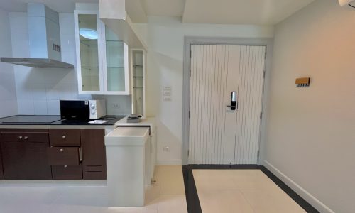 This renovated condo features a nice unblocked view and it's available now in a pet-friendly Tristan Sukhumvit 39 condominium in Bangkok CBD