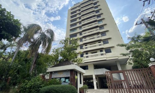 Beverly Hills Mansion older Bangkok condominium in Ekkamai with large apartments