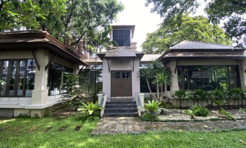 Bangkok poolside villa in Ekkamai for sale - Bali resort-style