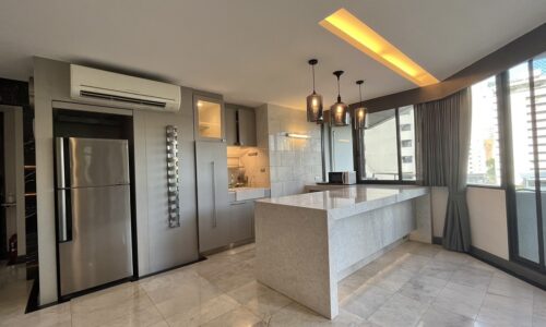 This renovated Bangkok condo with a modern & luxury style is available at Lake Avenue Sukhumvit 16 condominium