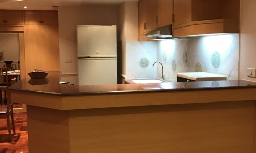 Rent 2-bedroom apartment near Sukhumvit MRT - mid-floor - large size - Las Colinas condominium