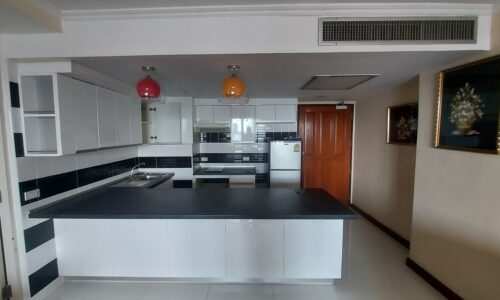 This well-maintained condo on Sukhumvit 4 (Soi Nana) is available now in a popular Omni Tower condominium located near BTS Nana in Bangkok CBD