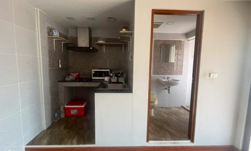 This large apartment features a huge balcony and is available now in the Ruamjai Heights condominium on Sukhumvit 15 near NIST International School in Bangkok CBD