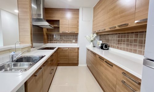 This quiet Bangkok condo in Phrom Phak near Thonglo 25 is available now in the low-rise Villa Sikhara condominium in Bangkok CBD